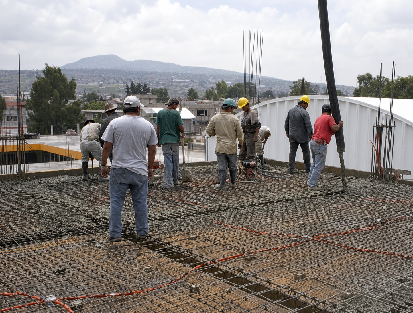 Equipo trabajando sobre el armado estructural de la Preparatoria Oficial No. 55